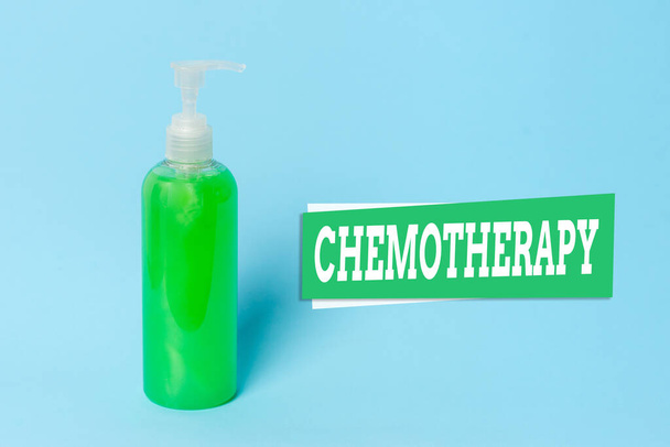 Tekstiä, kemoterapiaa. Liiketoiminnan käsite sairauksien hoitoon kemiallisten aineiden avulla Ensisijaiset lääketieteelliset varotoimenpiteet terveydenhoidon suojelemiseksi. - Valokuva, kuva