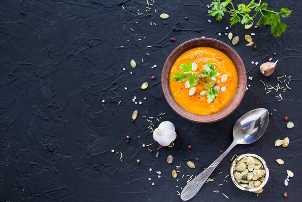 おいしい健康的なカボチャのスープ,ハーブ,料理のための成分.創作的な雰囲気の装飾 - 写真・画像