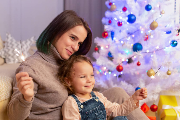 the Mom and daughter have fun at Christmas - Foto, Imagen