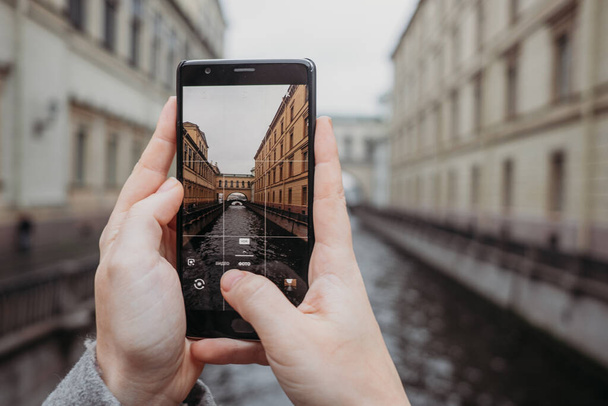 Zbliżenie smartfona robiącego zdjęcia pięknego krajobrazu turystycznego w Sant-Petersburgu  - Zdjęcie, obraz