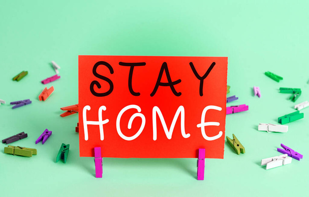 Textschild mit der Aufschrift Stay Home Save Life. Konzeptfotos verringern die Zahl der infizierten Patienten, indem sie das Haus nicht verlassen Farbig zerknüllt rechteckiges Erinnerungspapier hellblauer Hintergrund. - Foto, Bild