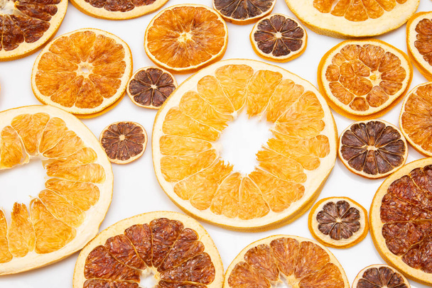 Különféle citrusfélék szárított szeletei. vitaminos citrusfélék egészséges élelmiszerekért - Fotó, kép