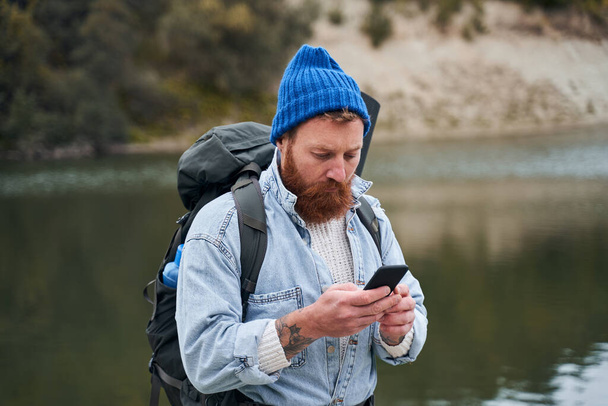 Man looking destination at the smartphone - Foto, Imagen