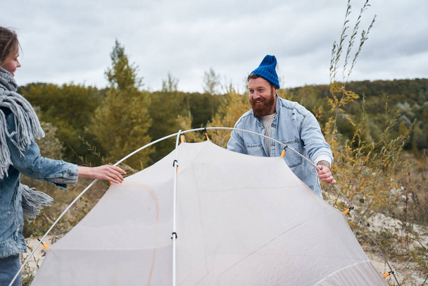 Man putting up a tent - Foto, Imagen