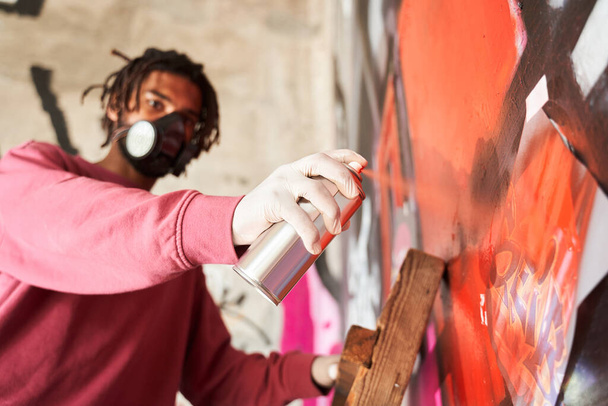 Street artist wearing respirator - Foto, immagini