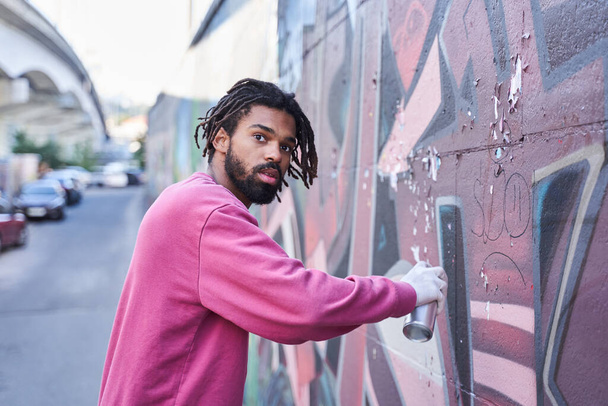 Man painting colorful graffiti - Fotografie, Obrázek
