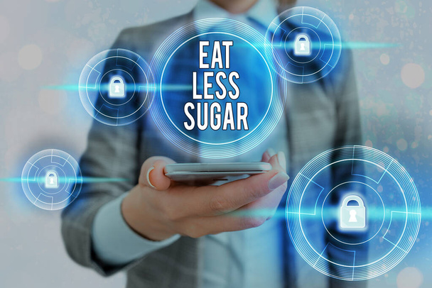 Textschild mit der Aufschrift "Weniger Zucker essen". Konzeptionelles Foto, das die Zuckeraufnahme reduziert und sich gesund ernährt, reich an Nahrungsmitteln Grafiken Vorhängeschloss für das Anwendungssystem zur Datensicherheit im Web. - Foto, Bild