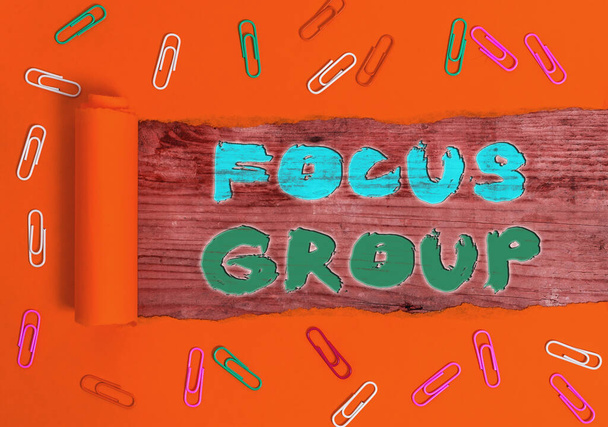 A Focus Group-ot bemutató levél. Üzleti fotó bemutatása bemutató összeszerelve, hogy részt vegyenek a vita valami gördült szakadt karton felett egy fa klasszikus asztal. - Fotó, kép