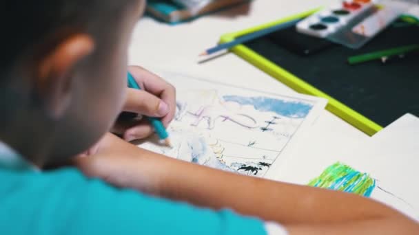 Boy Draws met kleurpotloden thuis. Home Scholing, Onderwijs Concept. - Video