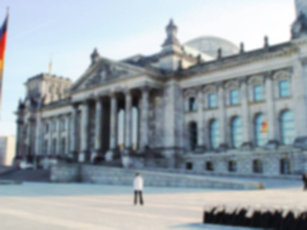 Fotografia desfocada. O edifício do Reichstag é um edifício histórico em Berlim, Alemanha. Espaço de cópia de fundo desfocado para o seu design - Foto, Imagem