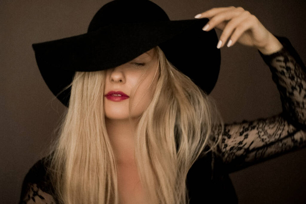 Klasyczna blondynka ubrana w kapelusz, artystyczny portret filmowy dla kampanii mody i marki urody - Zdjęcie, obraz