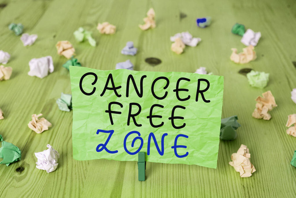 Texto para escrita de palavras Cancer Free Zone. Conceito de negócio para apoiar pacientes com câncer e aumentar a conscientização sobre o câncer Papel lembrete colorido em forma de retângulo luz azul fundo. - Foto, Imagem