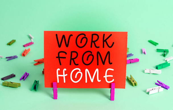 Textschild mit der Aufschrift Work From Home. Konzeptfoto Kommunikation mit dem Unternehmen hauptsächlich von zu Hause aus flexibel Farbige zerknüllte rechteckige Erinnerung Papier hellblauer Hintergrund. - Foto, Bild