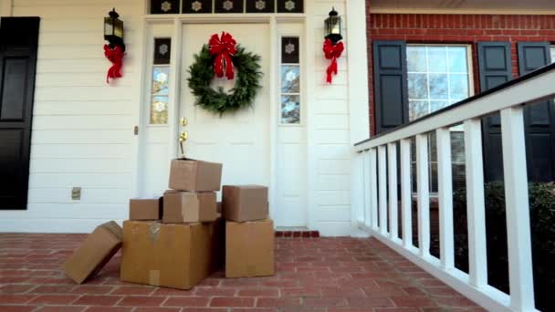 Paquetes en el porche delantero del hogar durante la temporada de vacaciones - Imágenes, Vídeo