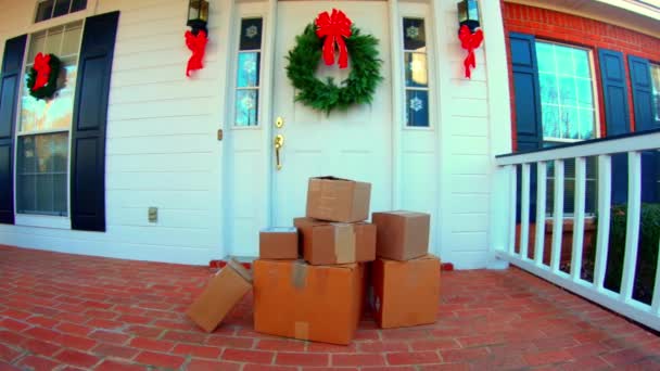 Paquetes en el porche delantero del hogar durante la temporada de vacaciones - Imágenes, Vídeo