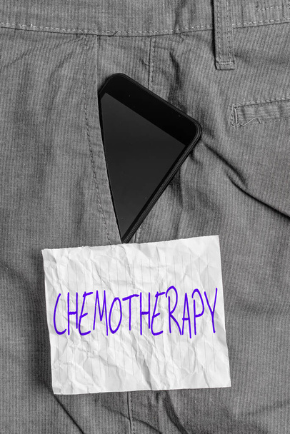 Znak tekstowy pokazujący chemioterapię. Conceptual foto leczenie chorób używanych substancji chemicznych na raka Smartphone urządzenie wewnątrz formalne spodnie robocze przednia kieszeń w pobliżu papieru notatkowego. - Zdjęcie, obraz