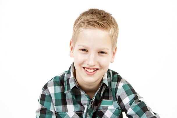 Portret van jongen geïsoleerd op wit  - Foto, afbeelding