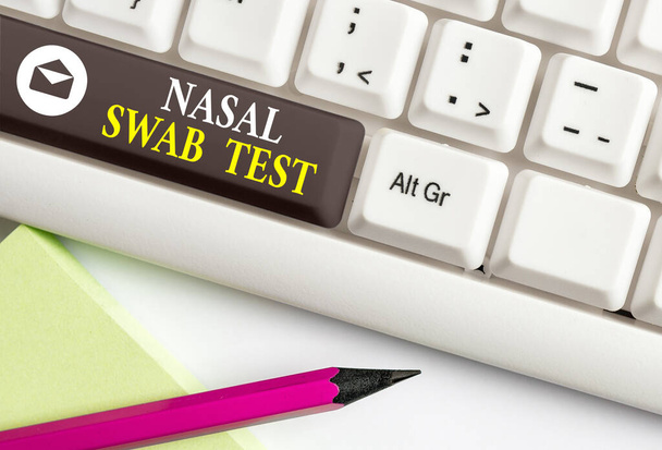 Nasal Swab Testを示す概念的な手書き文字。鼻分泌による上気道感染症の診断業務用写真テキスト空の上に配置された付属品とカラーキーボードキー - 写真・画像