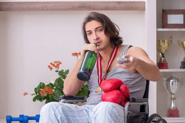 Tekerlekli sandalyedeki eski erkek boksör alkolizm hastası. - Fotoğraf, Görsel