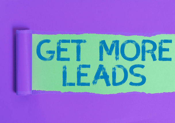 Konzeptionelle Handschrift mit der Aufschrift Get More Leads. Business-Fototext, um mehr Kunden zu haben und Ihren Zielumsatz zu verbessern Gerollte zerrissene Pappe über einem klassischen Holztisch. - Foto, Bild