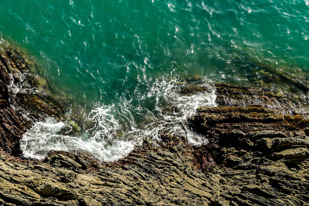 hullámok összeomlik sziklák, fotó digitális kép - Fotó, kép