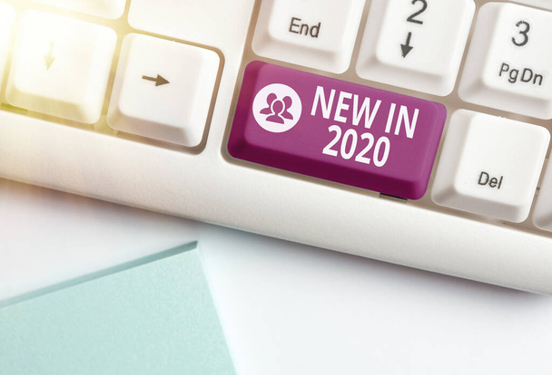 新しいを示す概念的な手書き文字2020年に何が期待されるか、または新しい作成を示すビジネス写真2020年のために色のキーボードキーコピースペースに配置されたアクセサリー. - 写真・画像