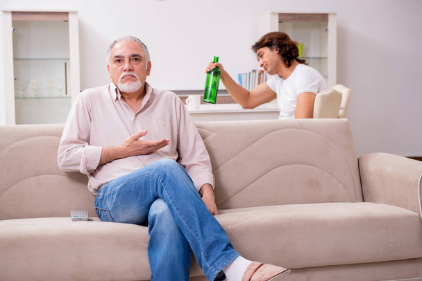 Alkoholproblémákkal küzdő férfi és a család - Fotó, kép