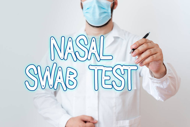 Nasal Swab Testを示すメモを書く。鼻分泌による上部気道感染症の診断を紹介するビジネス写真研究室技術シールペーパースマートフォンを搭載. - 写真・画像