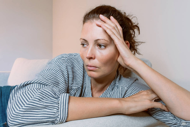 Surullinen nainen yksin kotona eristäytyneessä karanteenissa estääkseen COVID-19-koronaviruksen sosiaalisen etäisyyden. Mielenterveys, ahdistuneisuus tukahdutettu ajattelu tyttö. - Valokuva, kuva