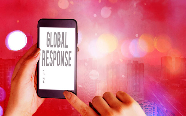 Szövegírás szöveg Global Response. Üzleti koncepció jelzi a viselkedését anyag távol ütközési pont Modern modulok fehér kijelző képernyő alatt színes bokeh háttér. - Fotó, kép