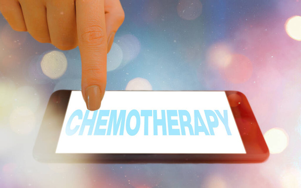 Kemoterapiyi gösteren kavramsal el yazısı. İş fotoğraflarında hastalıkların tedavisi kanser için kimyasal maddeler kullanıldı modern cihazlar renkli bokeh arkaplan altında beyaz ekran. - Fotoğraf, Görsel