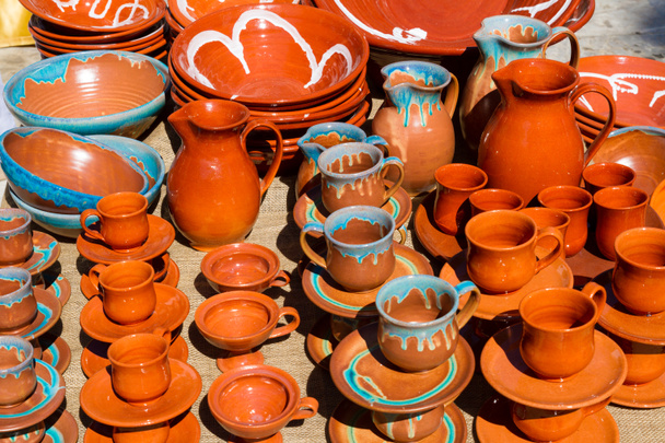 keramische mokken, kopjes en potten. - Foto, afbeelding