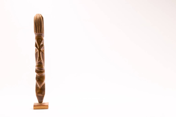 Primer plano de la estatua de madera tradicional africana - Foto, imagen