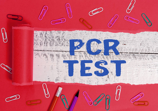 PCR Testi 'ni gösteren not yazılıyor. İş fotoğraflarında viral genomun, DNA 'nın kısa seqeunce içindeki niteliksel tespiti gösteriliyor. Yırtılmış karton, ahşap klasik bir masanın üzerinde.. - Fotoğraf, Görsel
