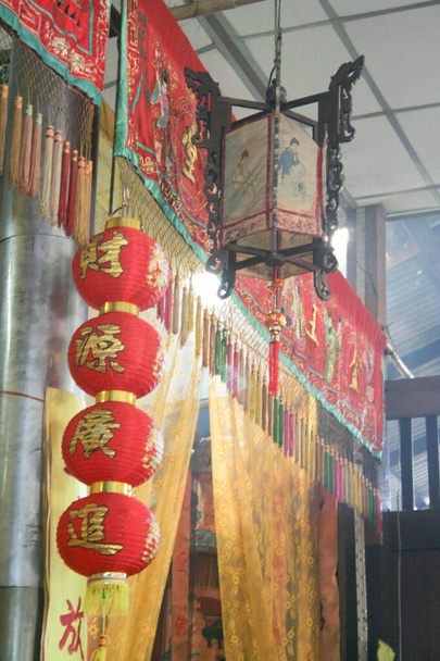 Lanterna chinesa vermelha em um templo chinês - Foto, Imagem