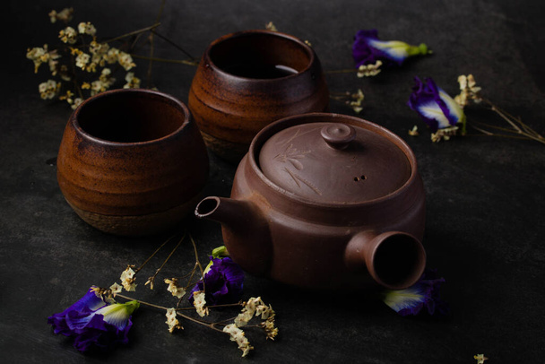 Antique brown chinese tea set on black background - Foto, afbeelding