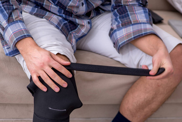 Mladá noha zraněný muž trpí doma - Fotografie, Obrázek