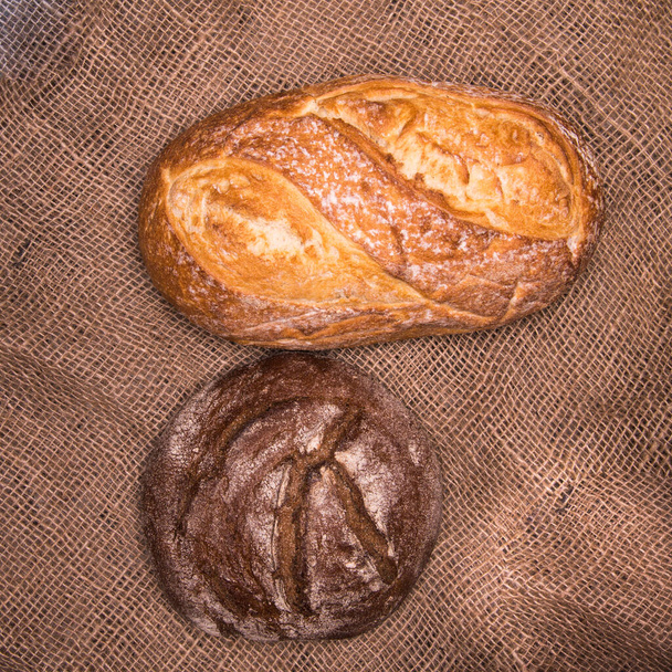 Žitný chléb, bílý chléb na stole zblízka, s prostorem pro text - Fotografie, Obrázek