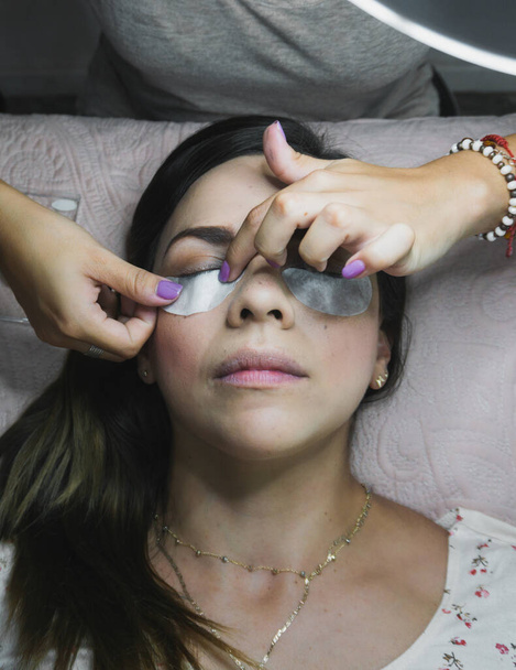 Honigfarbene Augenfrau bereitet sich auf Wimpernverlängerung vor - Foto, Bild
