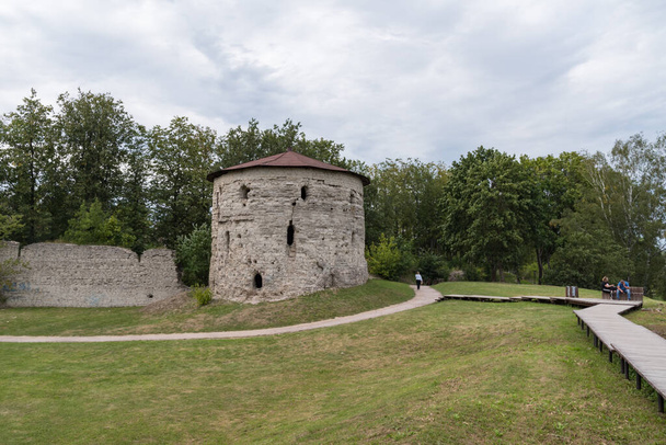Pskov, Mikhailovskaya φρούριο πύργο και ένα θραύσμα του τείχους της πόλης Roundabout, ένα ενδιαφέρον τουριστικό μέρος - Φωτογραφία, εικόνα