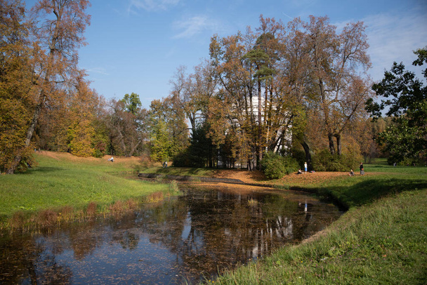 Świątynia Przyjaźni Pawilonu w parku Pawłowsk koło Petersburga, Rosja. Jesienny słoneczny dzień. - Zdjęcie, obraz
