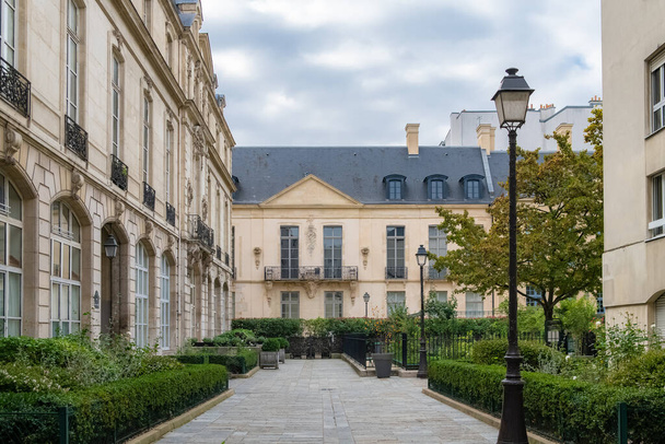 Париж, типові будівлі в Маре, в центрі французької столиці. - Фото, зображення
