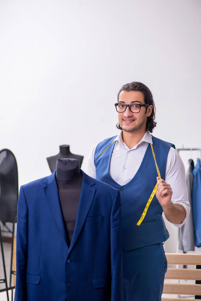 Jonge mannelijke kleermaker in de werkplaats - Foto, afbeelding