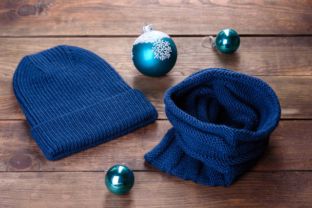 Beautiful woolen knitted things hat and snood. Christmas gifts - Foto, Imagen