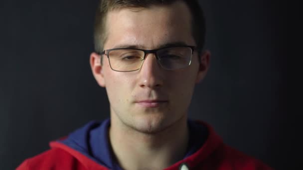 freundlicher Mann mit Brille blickt in die Kamera - Filmmaterial, Video