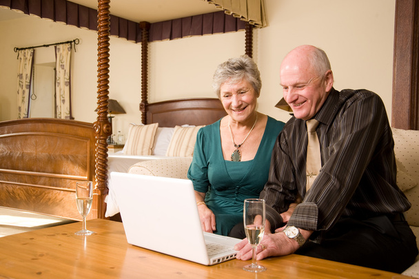 Coppia anziana con laptop - Foto, immagini