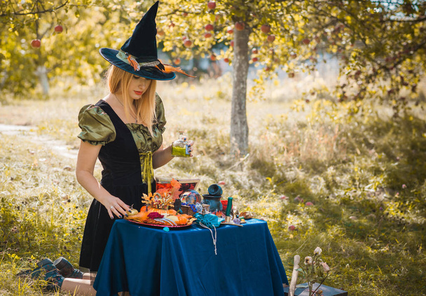 Scena mistica in giardino, bella strega, sguardo magico, idee Halloween, costume - Foto, immagini