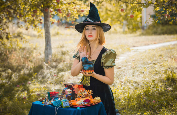 Мистическая сцена в саду, милая ведьма, волшебный вид, идеи для Хэллоуина, костюм - Фото, изображение