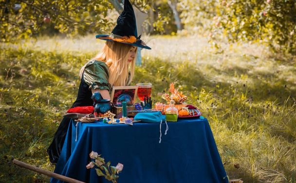 Mistyczna scena w ogrodzie, miła czarownica, magiczny wygląd, pomysły na Halloween, kostium - Zdjęcie, obraz