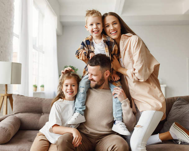 glückliche Familienmutter Vater und Kinder spielen und lachen zu Hause auf der Couch  - Foto, Bild